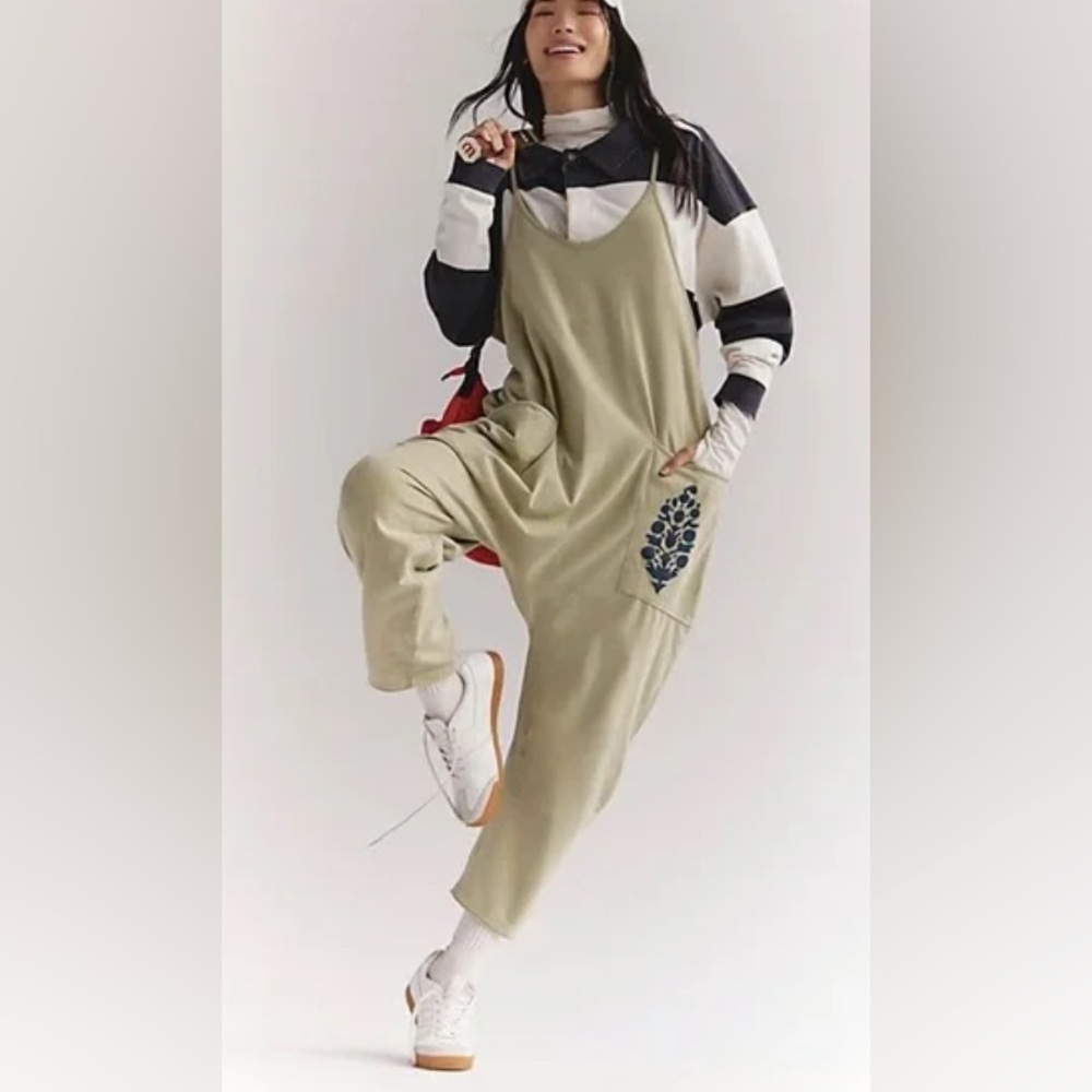 Fp movement Hot Shot Logo
Onesie Green Moss Combo